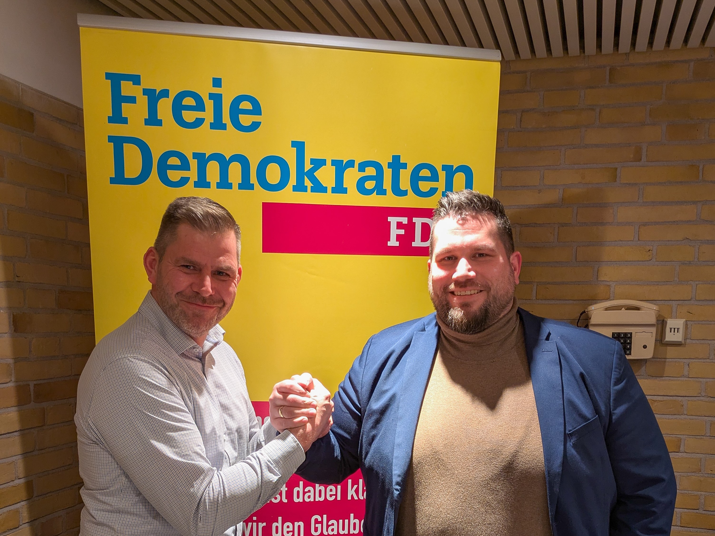 Der Kreisvorsitzende gratuliert dem Wahlkreiskandidaten
