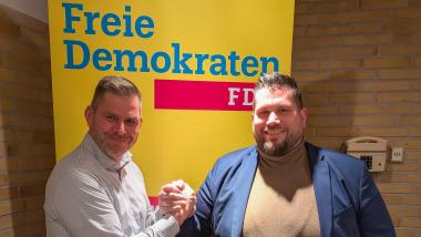 Der Kreisvorsitzende gratuliert dem Wahlkreiskandidaten
